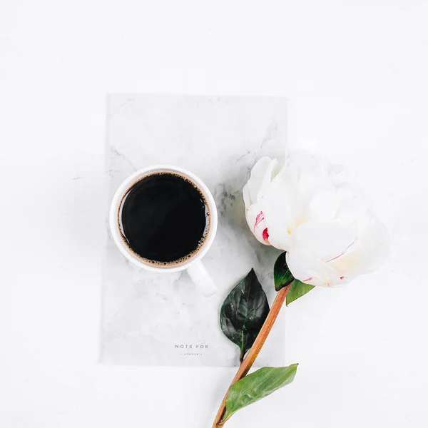 Kaffemugg Anteckningsbok Och Vita Pion Blommor Rosa Bord Bakgrund Mysigt — Stockfoto