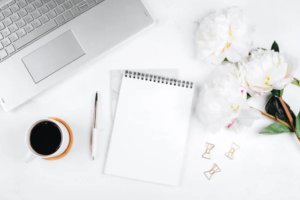 Schreibtisch Büro Arbeitsplatz Mit Laptop Tasse Kaffee Blumen Pfingstrosen Stift — Stockfoto