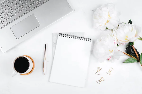 Mesa Escritório Local Trabalho Com Laptop Xícara Café Peônias Flores — Fotografia de Stock