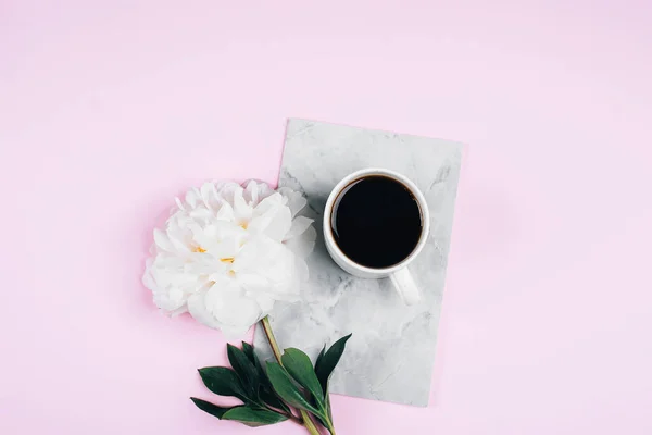 Kaffemugg Anteckningsbok Och Vita Pion Blommor Rosa Bord Bakgrund Mysigt — Stockfoto