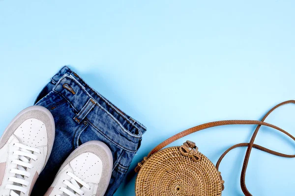 Blue Jeans Shorts Turnschuhe Und Rattantasche Auf Blauem Hintergrund Oberflächlicher — Stockfoto
