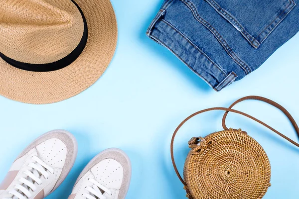 Blue Jeans Shorts Sneakers Hat Modern Rattan Bag Blue Background — Stock Photo, Image