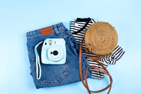 Blue Jeans Shorts Striped Shirt Rattan Bag Blue Background Flat — Stock Photo, Image