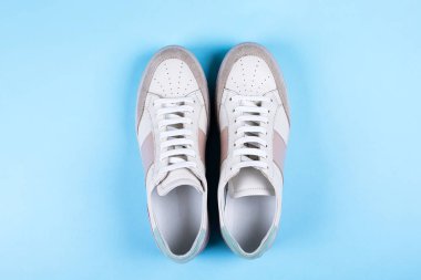 Mavi arka planda kadın ayakkabıları. Düz konum, üst görünüm minimum arkaplan. Moda blogu veya dergi konsepti.