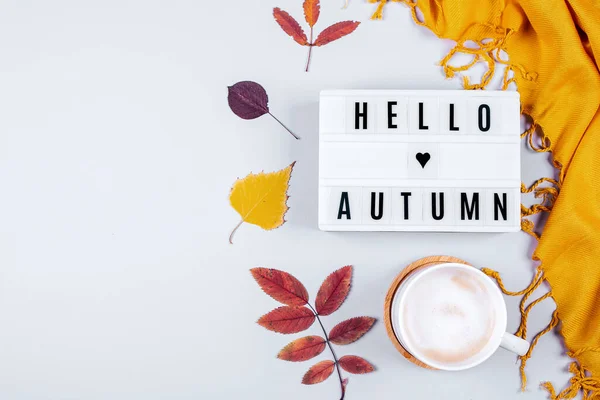 Filiżanka Kawy Pomarańczowe Rusztowanie Lekkie Pudełko Słowami Hello Autumn Colorful — Zdjęcie stockowe