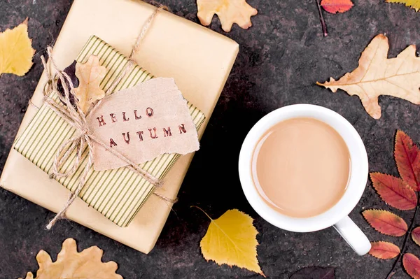 Hösthösten Fall Bakgrund Med Lönnlöv Och Kopp Svart Kaffe Höstkort — Stockfoto