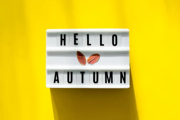 Caja Luz Las Palabras Hello Autumn Sobre Fondo Amarillo Hoja —  Fotos de Stock