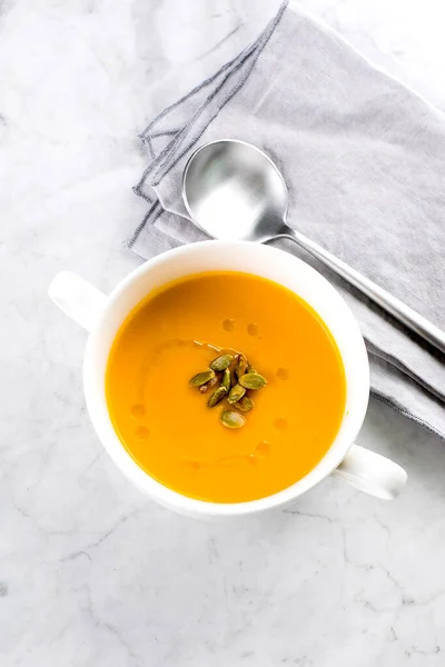 Pompoensoep Witte Kom Marmeren Tafel Herfst Seizoensgebonden Soep Schotel Bovenaanzicht — Stockfoto