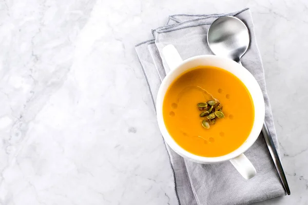 Pompoensoep Witte Kom Marmeren Tafel Herfst Seizoensgebonden Soep Schotel Bovenaanzicht — Stockfoto