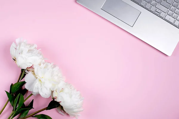 Flach Lag Der Schreibtisch Home Office Weiblicher Arbeitsplatz Mit Laptop — Stockfoto