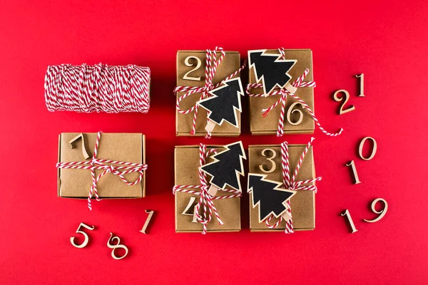 Voorbereiding Van Adventskalender Kerstkalender Komt Eraan Geschenkverpakking Rode Achtergrond Bovenaanzicht — Stockfoto