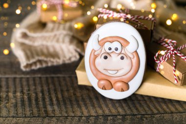 2021 sembolü olarak zencefilli kek biçimli boğa. Noel, mutlu yıllar 2021. Sihirli tatil kartı