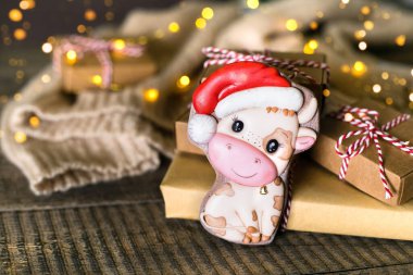 Sembol olarak zencefilli kek ineği 2021. Noel, mutlu yıllar 2021. Sihirli tatil kartı