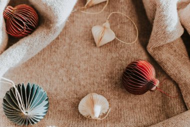 Yumuşak ve rahat bir kumaşta sergilenen kırmızı ve yeşil tasarımlar da dahil olmak üzere çok güzel detaylandırılmış bir Noel süsü koleksiyonu sıcak ve şenlikli bir tatil ortamı yaratıyor..