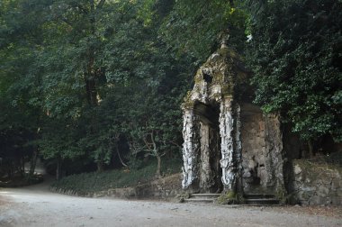 Ortaçağ sığınağı, Portekiz 'de Braga adında bir su kaynağıyla bir ormanın ortasında hac yolunun yanına inşa edilmiş.