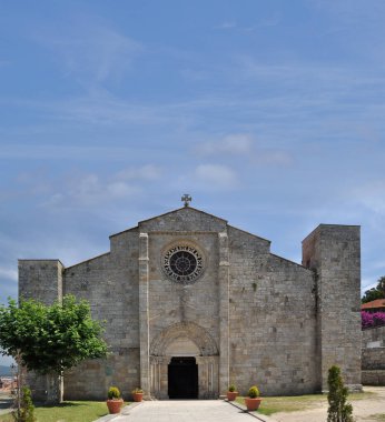 İspanya 'nın Galiçya bölgesinde, Camino de Santiago' nun bir parçası olan taştan yapılmış eski bir kilisenin önünde.