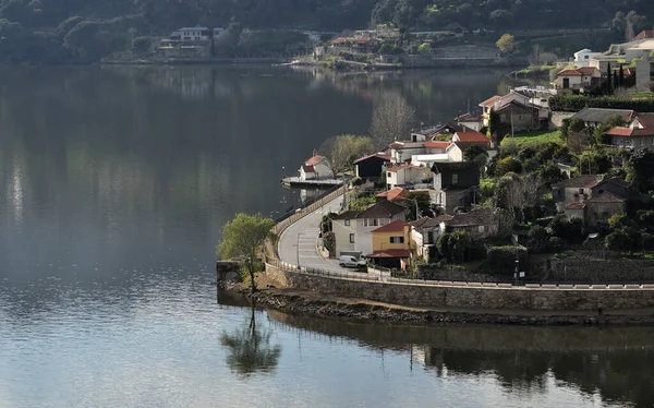 Portekiz 'in kuzeyinde, Douro Nehri' nin kıyısında bulunan küçük bir köyün parçası, bir turist ve şarap üretim bölgesi, bahar sabahı atmosferi ile birlikte.