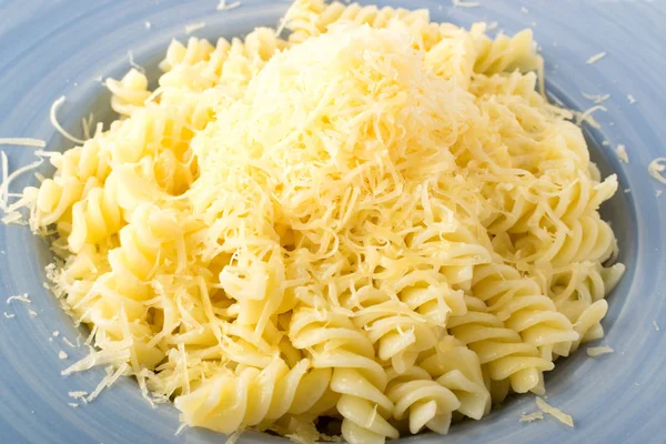 Mucchio Formaggio Grattugiato Pasta Calda Italiana Piatto Blu — Foto Stock