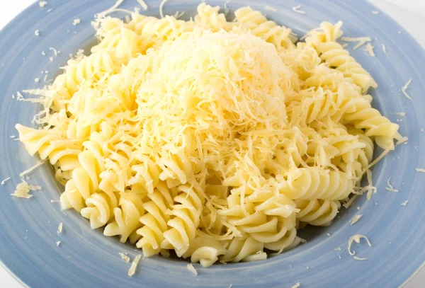 Mucchio Formaggio Grattugiato Pasta Calda Italiana Piatto Blu — Foto Stock