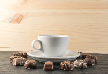 Doğal siyah taş zemin üzerine güzel yaratıcı çikolatalı tatlılar. Çikolata kahve fincanı ve metin için yer ile karışımı