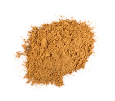 Makro fotosu beyaz arka plan üzerinde izole toz tarçın ile. Zemin Cinamon kabuğu Closeup ve üstten görünüm