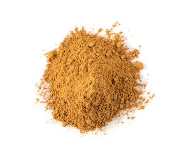 Makro fotosu beyaz arka plan üzerinde izole toz tarçın ile. Zemin Cinamon kabuğu Closeup ve üstten görünüm