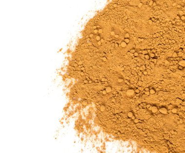 Makro Foto beyaz arka plan üzerinde toz tarçın doku. Metin için zemin Cinamon kabuğu Closeup üst görünümü yer ile