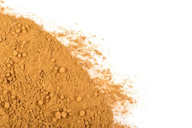 Makro Foto beyaz arka plan üzerinde toz tarçın doku. Metin için zemin Cinamon kabuğu Closeup üst görünümü yer ile