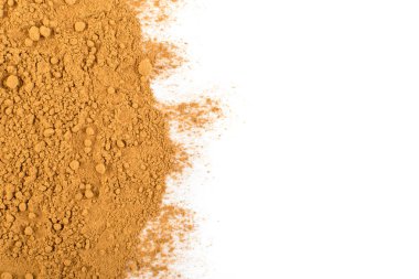 Makro Foto beyaz arka plan üzerinde toz tarçın doku. Metin için zemin Cinamon kabuğu Closeup üst görünümü yer ile