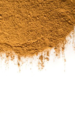 Makro Foto beyaz arka plan üzerinde toz tarçın doku. Metin için zemin Cinamon kabuğu Closeup üst görünümü yer ile