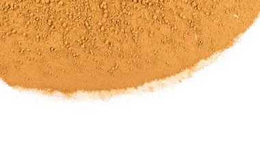 Beyaz arka plan üzerinde toz tarçın doku. Metin için zemin Cinamon kabuğu Closeup üst görünümü yer ile