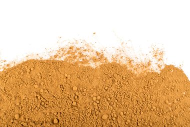 Beyaz arka plan üzerinde toz tarçın doku. Metin için zemin Cinamon kabuğu Closeup üst görünümü yer ile