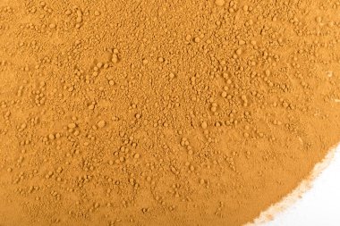 Beyaz arka plan üzerinde toz tarçın doku. Metin için zemin Cinamon kabuğu Closeup üst görünümü yer ile