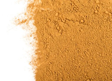 Beyaz arka plan üzerinde toz tarçın doku. Metin için zemin Cinamon kabuğu Closeup üst görünümü yer ile