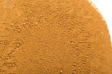 Beyaz arka plan üzerinde toz tarçın doku. Metin için zemin Cinamon kabuğu Closeup üst görünümü yer ile