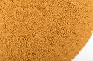 Beyaz arka plan üzerinde toz tarçın doku. Metin için zemin Cinamon kabuğu Closeup üst görünümü yer ile