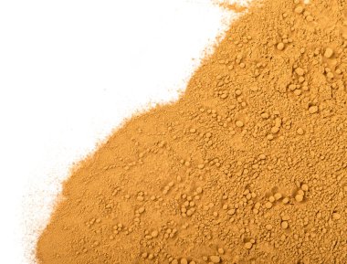 Beyaz arka plan üzerinde toz tarçın doku. Metin için zemin Cinamon kabuğu Closeup üst görünümü yer ile