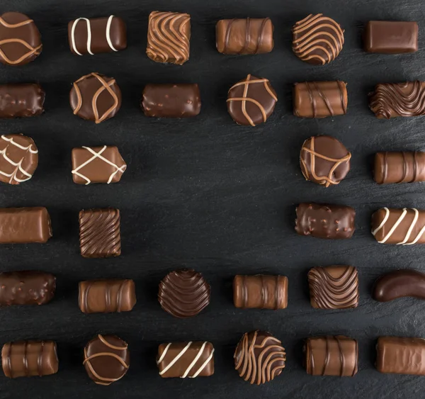 Bonitos Doces Criativos Chocolate Fundo Pedra Preta Natural Mistura Chocolates — Fotografia de Stock