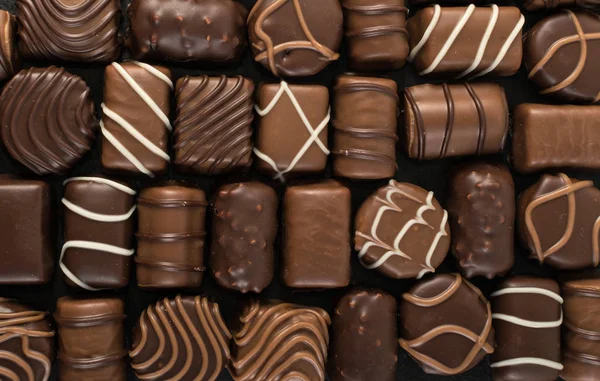 Doğal Siyah Taş Zemin Üzerine Güzel Yaratıcı Çikolatalı Tatlılar Mix — Stok fotoğraf