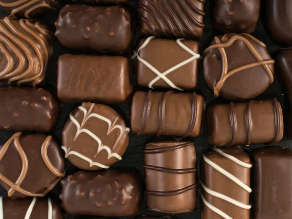 Bonitos Doces Criativos Chocolate Fundo Pedra Preta Natural Mistura Chocolates — Fotografia de Stock