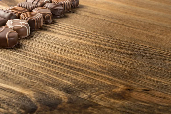 Bonitos Doces Criativos Chocolate Fundo Mesa Madeira Natural Linha Chocolates — Fotografia de Stock