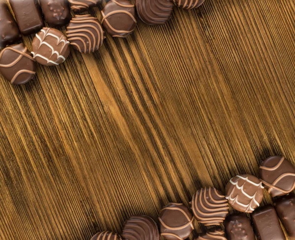 Bonitos Doces Criativos Chocolate Fundo Mesa Madeira Natural Linha Chocolates — Fotografia de Stock
