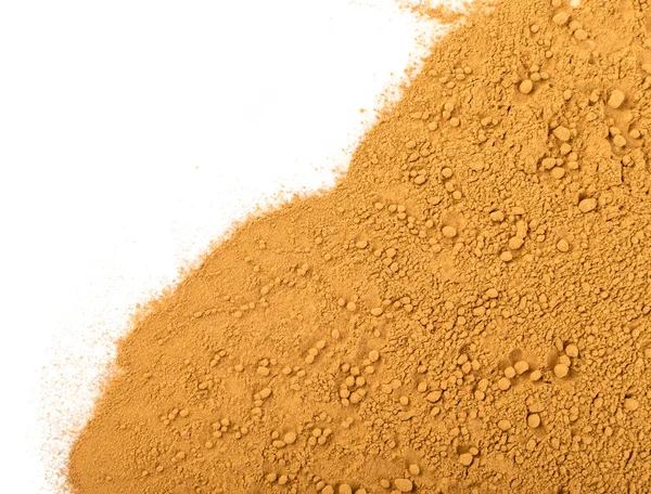 Beyaz arka plan üzerinde toz tarçın doku. Metin için zemin Cinamon kabuğu Closeup üst görünümü yer ile