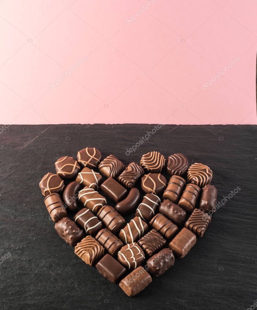 Hermosa forma creativa corazón de chocolate hecha con varios tipos de