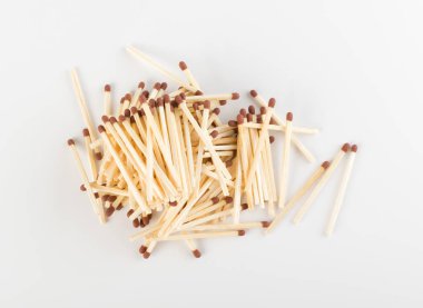 Maç sopa veya Emanet eşleşmeleri beyaz kağıt üzerine yığını. Makro fotoğraf Matchsticks Üstten Görünüm