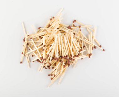 Maç sopa veya Emanet eşleşmeleri beyaz kağıt üzerine yığını. Makro fotoğraf Matchsticks Üstten Görünüm