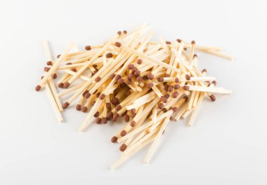 Maç sopa veya Emanet eşleşmeleri beyaz kağıt üzerine yığını. Makro fotoğraf Matchsticks Üstten Görünüm