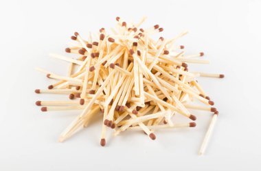 Maç sopa veya Emanet eşleşmeleri beyaz kağıt üzerine yığını. Makro fotoğraf Matchsticks Üstten Görünüm