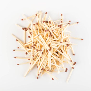 Maç sopa veya Emanet eşleşmeleri beyaz kağıt üzerine yığını. Makro fotoğraf Matchsticks Üstten Görünüm