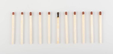 Bir maç birçok yanmamış olanlar arasında yandı. Grup maç sopa veya Emanet maçlar. Bireysellik ve fark kavramı